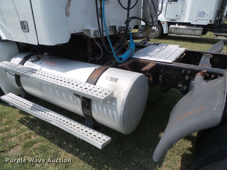 image for item DI5688 2005 Freightliner Columbia 120  semi truck