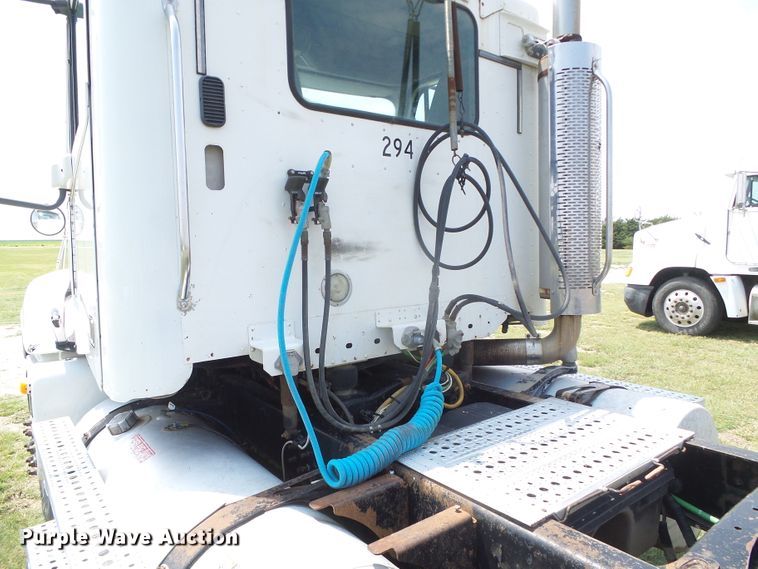 image for item DI5688 2005 Freightliner Columbia 120  semi truck