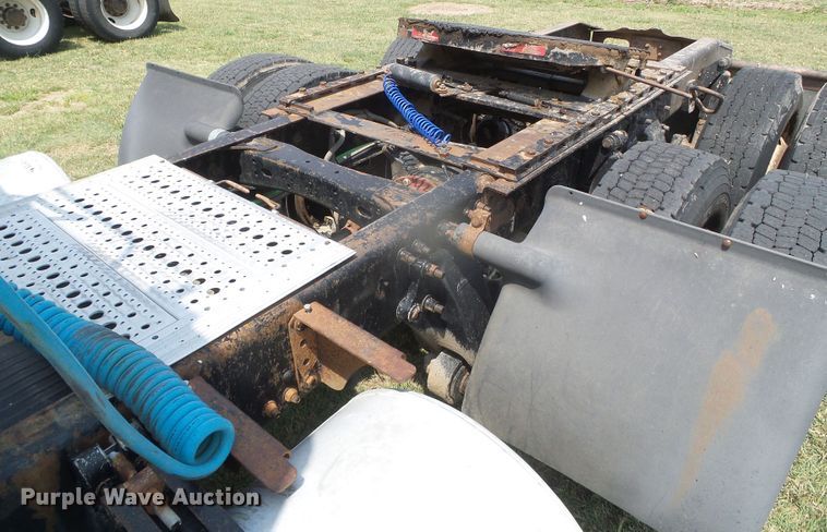 image for item DI5688 2005 Freightliner Columbia 120  semi truck