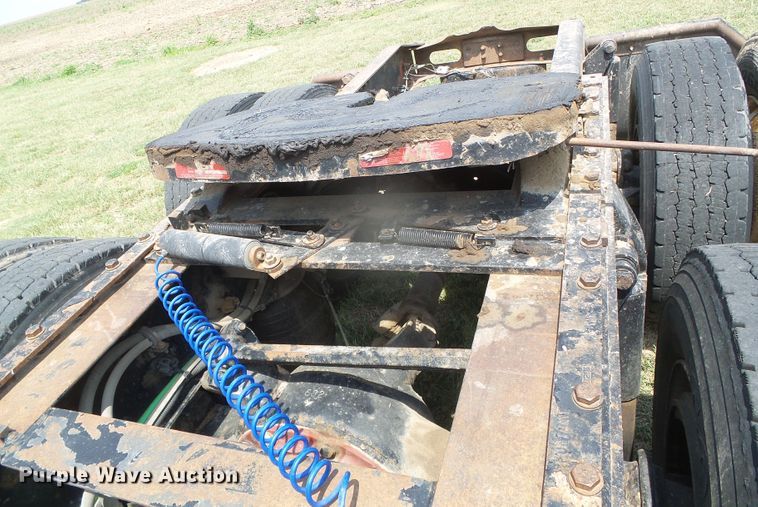 image for item DI5688 2005 Freightliner Columbia 120  semi truck