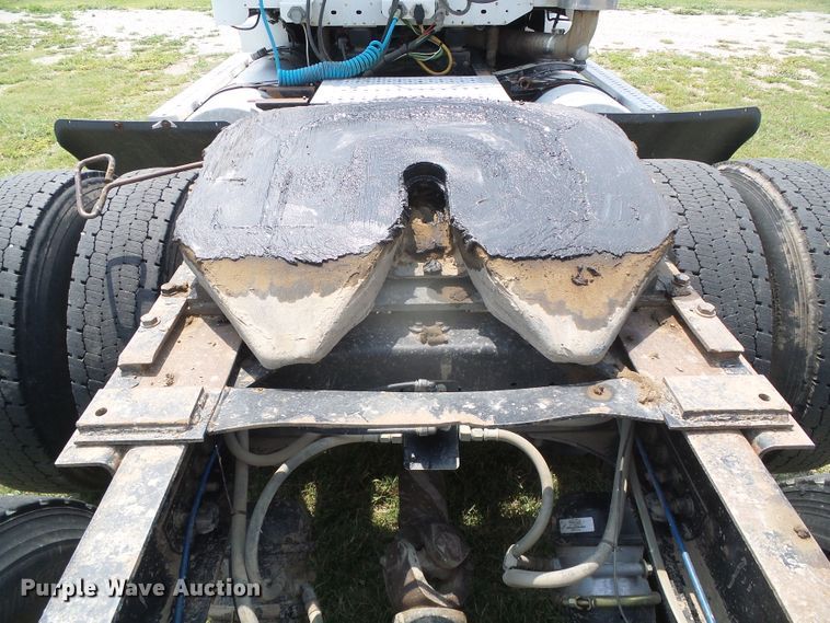 image for item DI5688 2005 Freightliner Columbia 120  semi truck