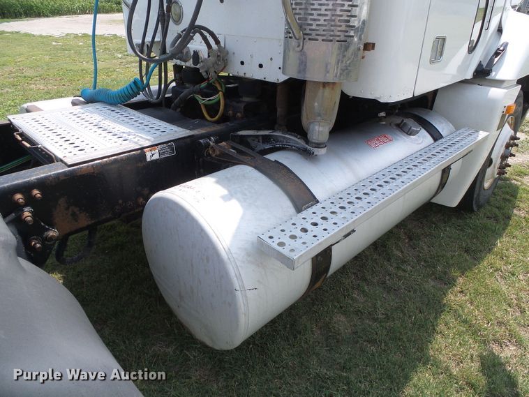 image for item DI5688 2005 Freightliner Columbia 120  semi truck