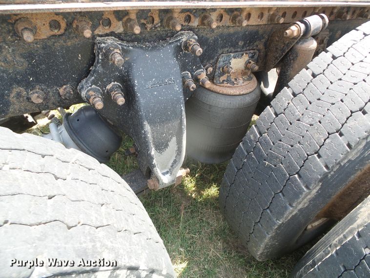 image for item DI5688 2005 Freightliner Columbia 120  semi truck