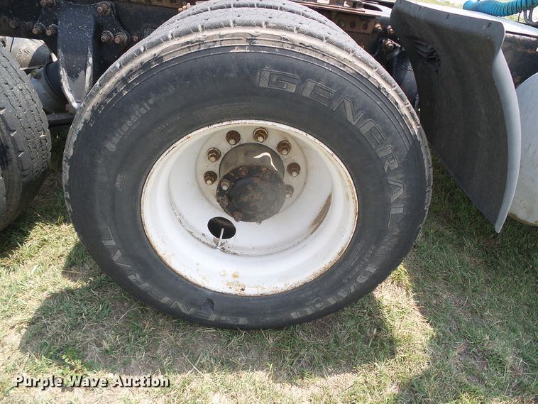 image for item DI5688 2005 Freightliner Columbia 120  semi truck