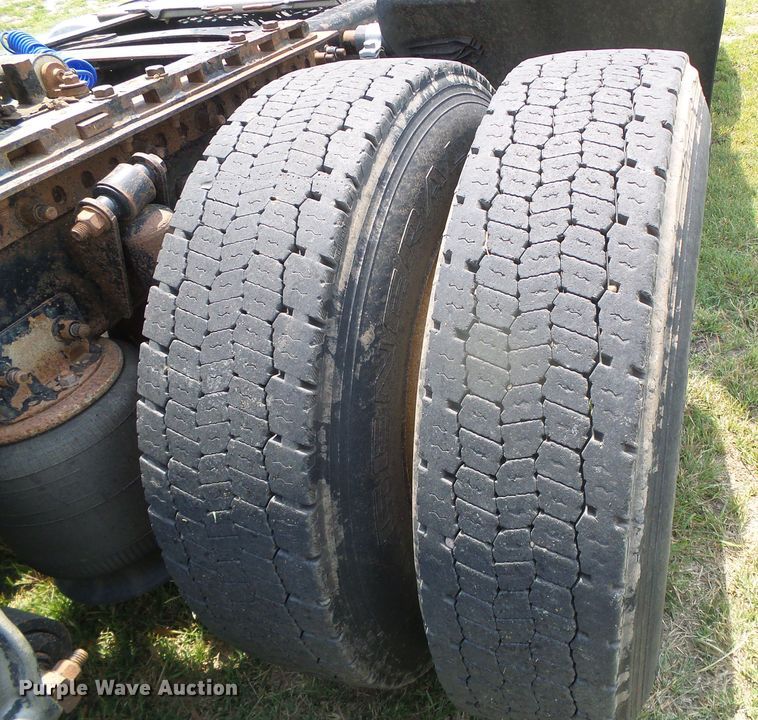 image for item DI5688 2005 Freightliner Columbia 120  semi truck