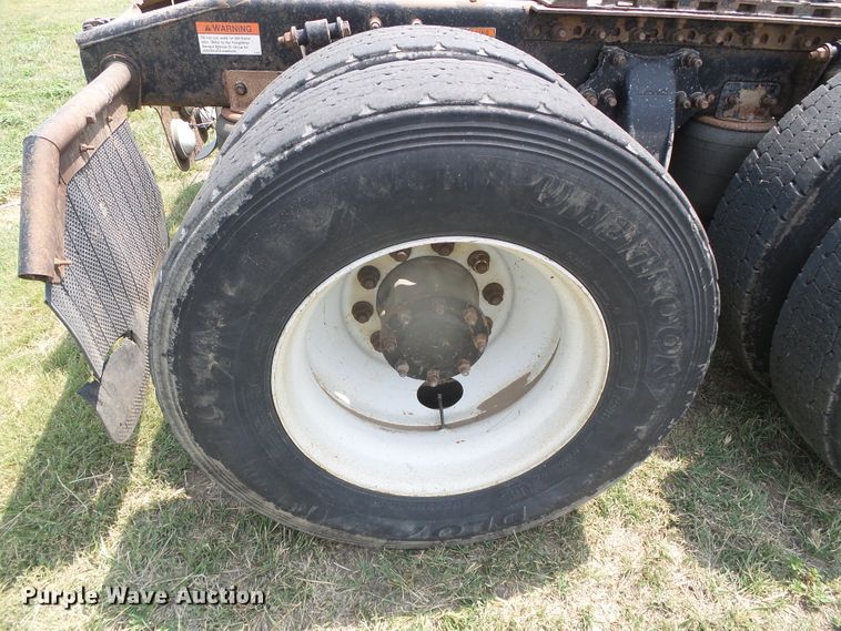 image for item DI5688 2005 Freightliner Columbia 120  semi truck