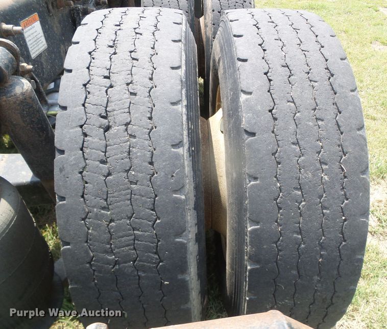 image for item DI5688 2005 Freightliner Columbia 120  semi truck