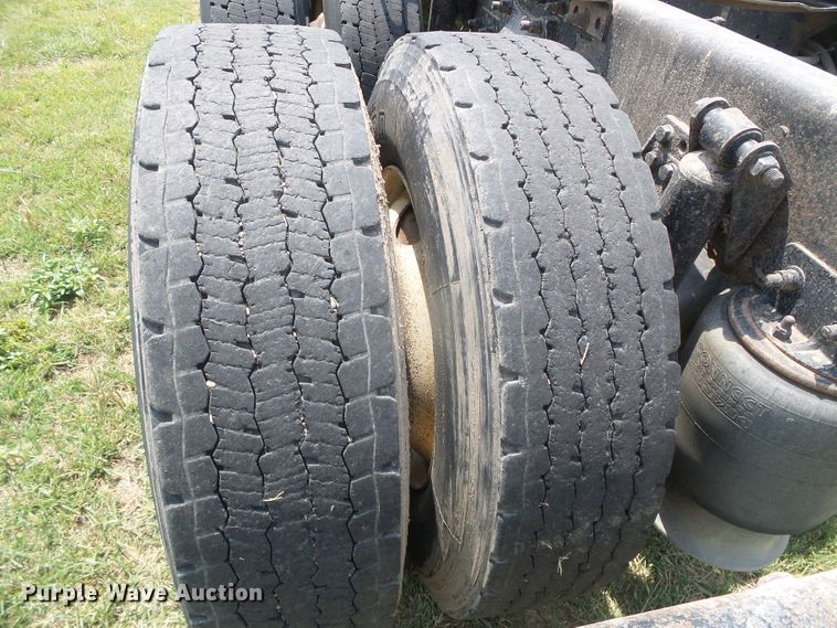 image for item DI5688 2005 Freightliner Columbia 120  semi truck