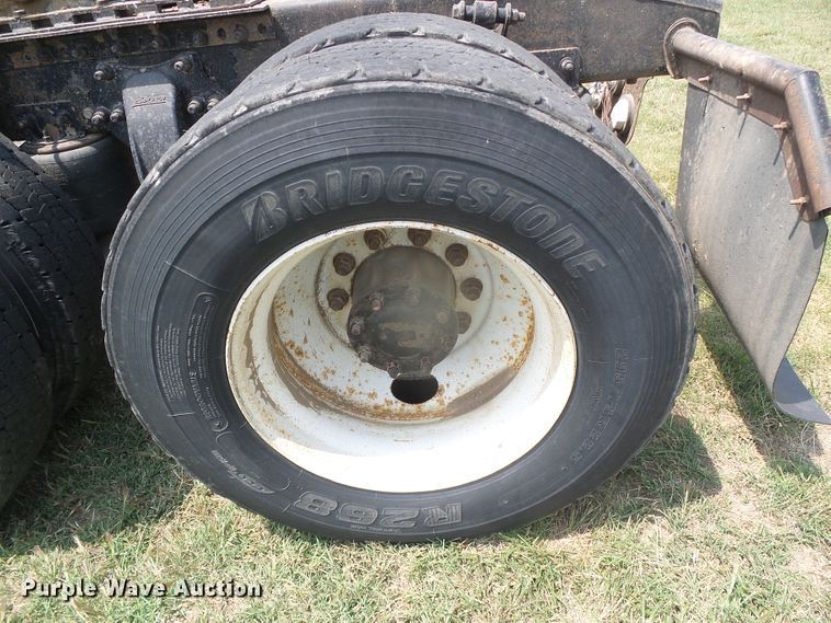 image for item DI5688 2005 Freightliner Columbia 120  semi truck