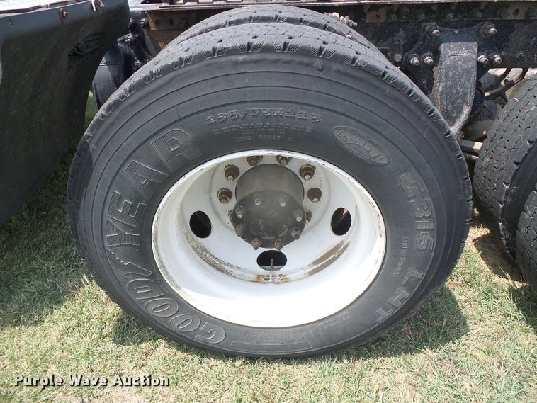 image for item DI5688 2005 Freightliner Columbia 120  semi truck