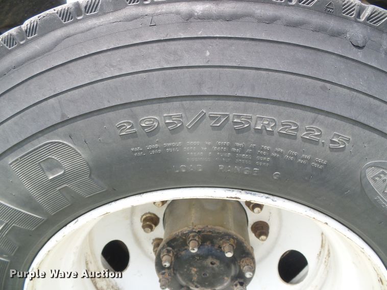 image for item DI5688 2005 Freightliner Columbia 120  semi truck