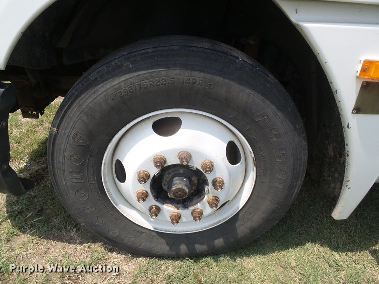 image for item DI5688 2005 Freightliner Columbia 120  semi truck