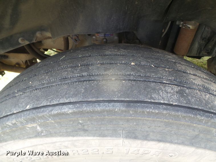 image for item DI5688 2005 Freightliner Columbia 120  semi truck