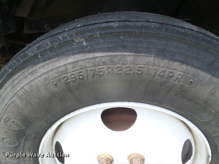 image for item DI5688 2005 Freightliner Columbia 120  semi truck