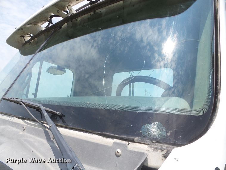 image for item DI5688 2005 Freightliner Columbia 120  semi truck