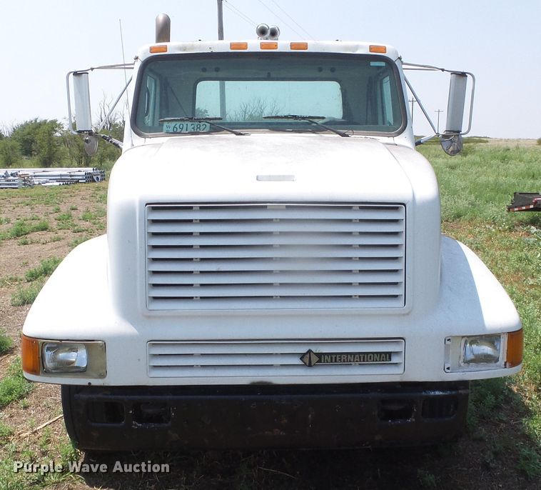 image for item DI5689 1997 International 8200  semi truck