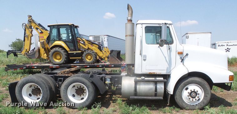 image for item DI5689 1997 International 8200  semi truck