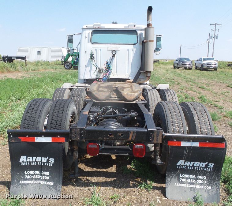 image for item DI5689 1997 International 8200  semi truck