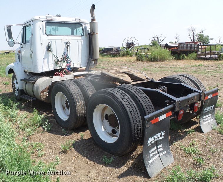 image for item DI5689 1997 International 8200  semi truck