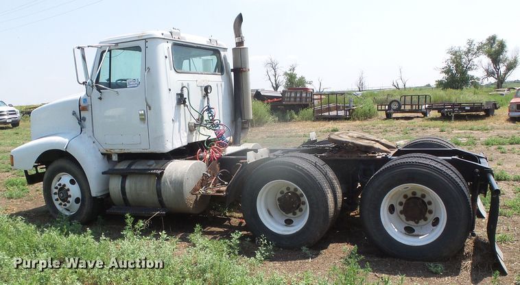 image for item DI5689 1997 International 8200  semi truck