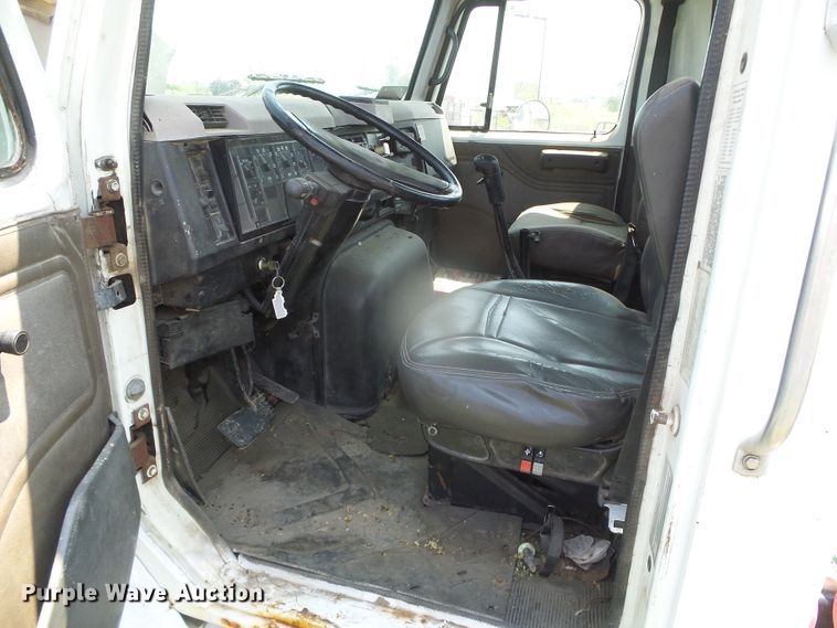 image for item DI5689 1997 International 8200  semi truck