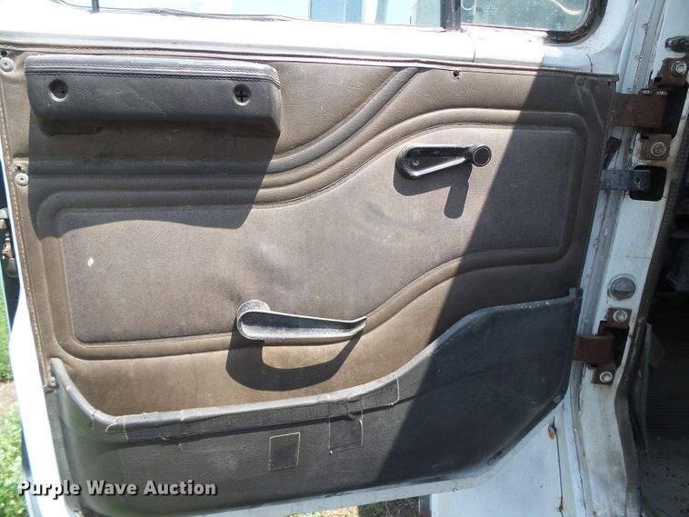 image for item DI5689 1997 International 8200  semi truck