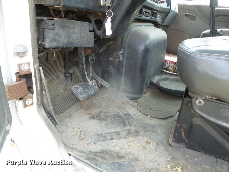 image for item DI5689 1997 International 8200  semi truck