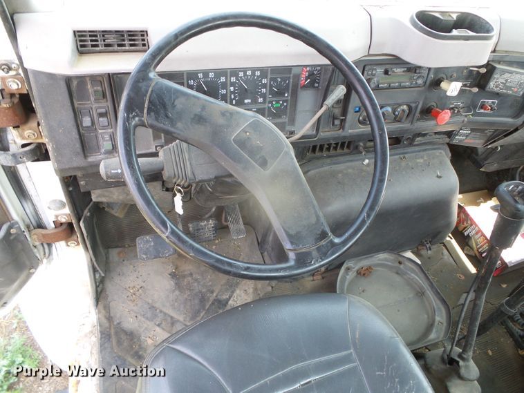 image for item DI5689 1997 International 8200  semi truck