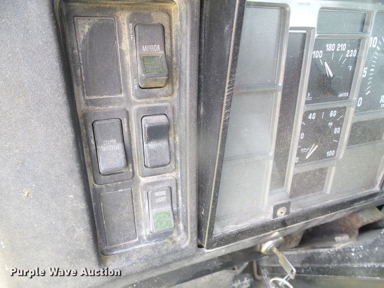 image for item DI5689 1997 International 8200  semi truck