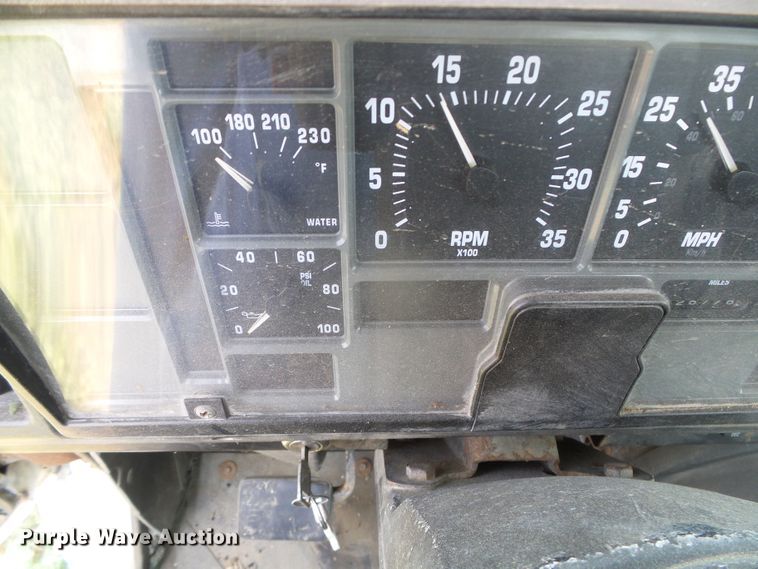 image for item DI5689 1997 International 8200  semi truck