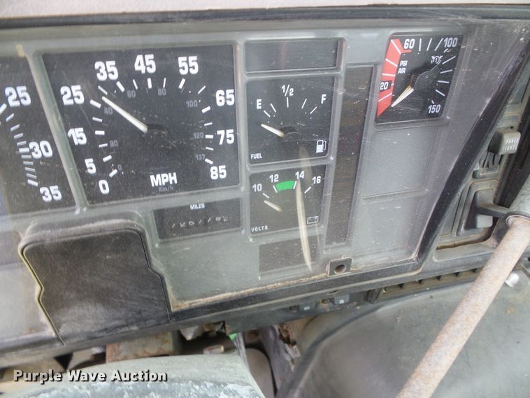 image for item DI5689 1997 International 8200  semi truck