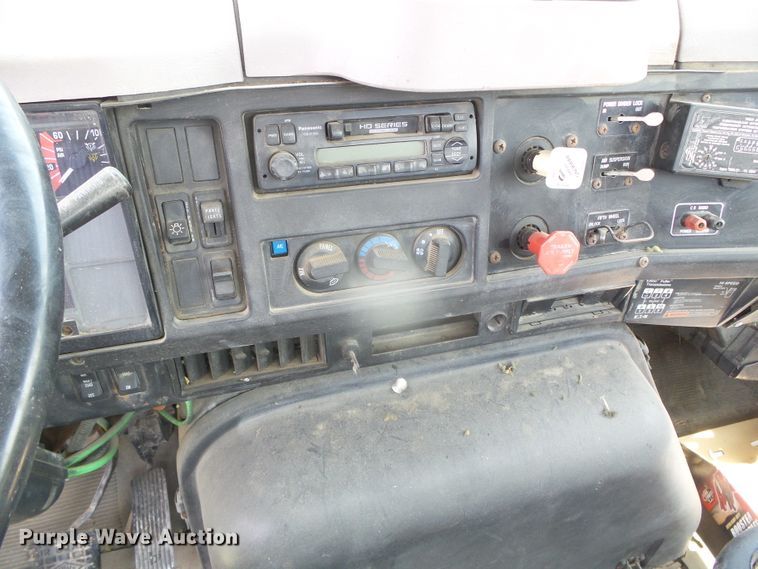 image for item DI5689 1997 International 8200  semi truck