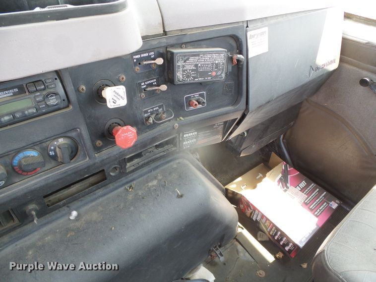 image for item DI5689 1997 International 8200  semi truck