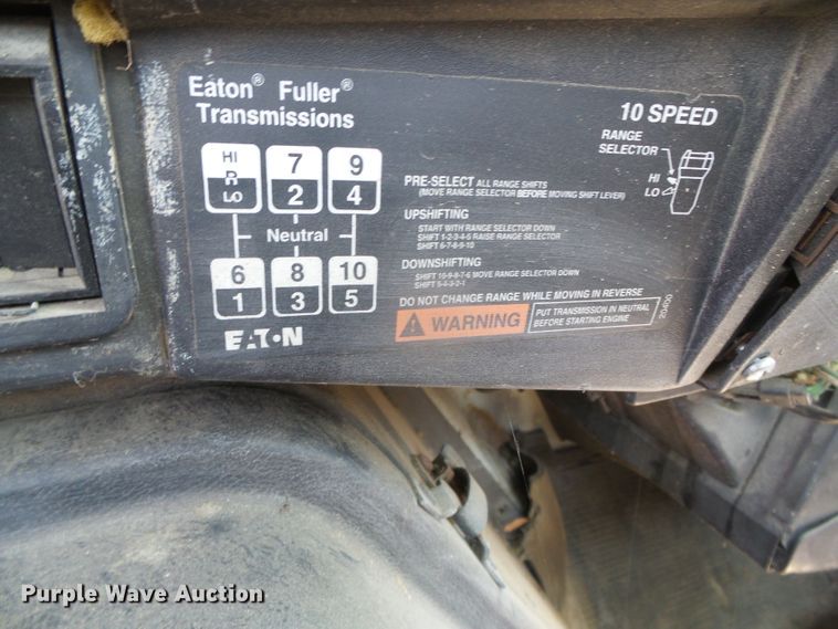 image for item DI5689 1997 International 8200  semi truck