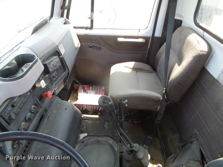 image for item DI5689 1997 International 8200  semi truck