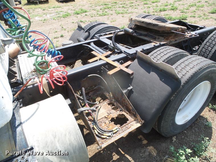 image for item DI5689 1997 International 8200  semi truck