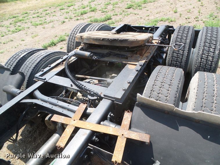 image for item DI5689 1997 International 8200  semi truck