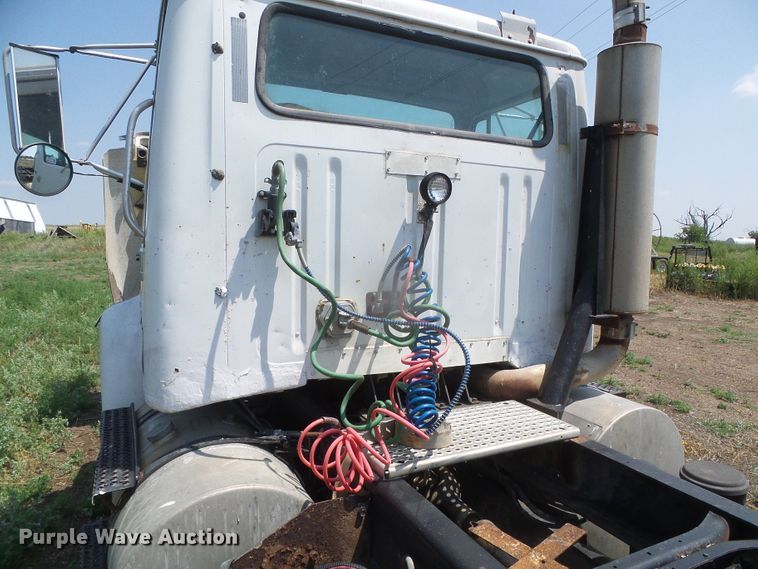 image for item DI5689 1997 International 8200  semi truck