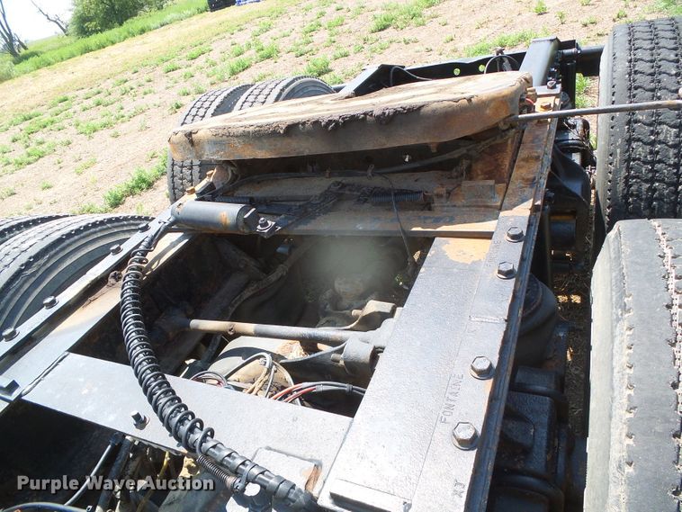 image for item DI5689 1997 International 8200  semi truck