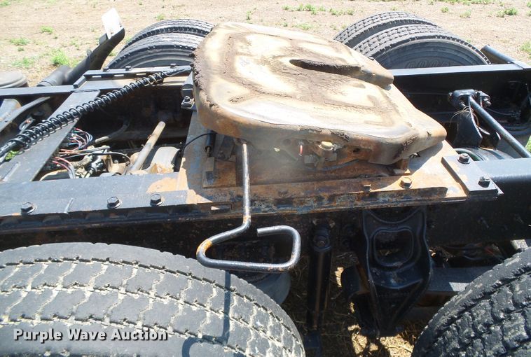 image for item DI5689 1997 International 8200  semi truck