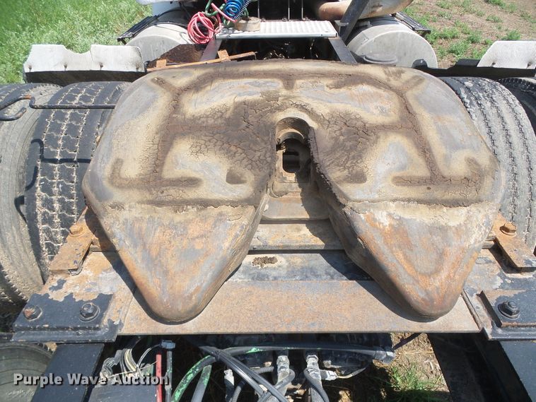 image for item DI5689 1997 International 8200  semi truck