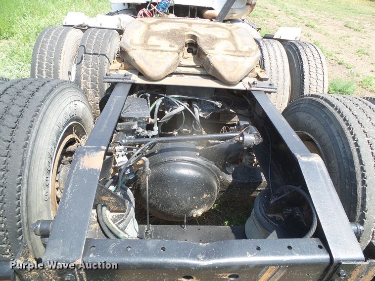 image for item DI5689 1997 International 8200  semi truck