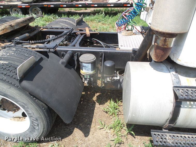 image for item DI5689 1997 International 8200  semi truck