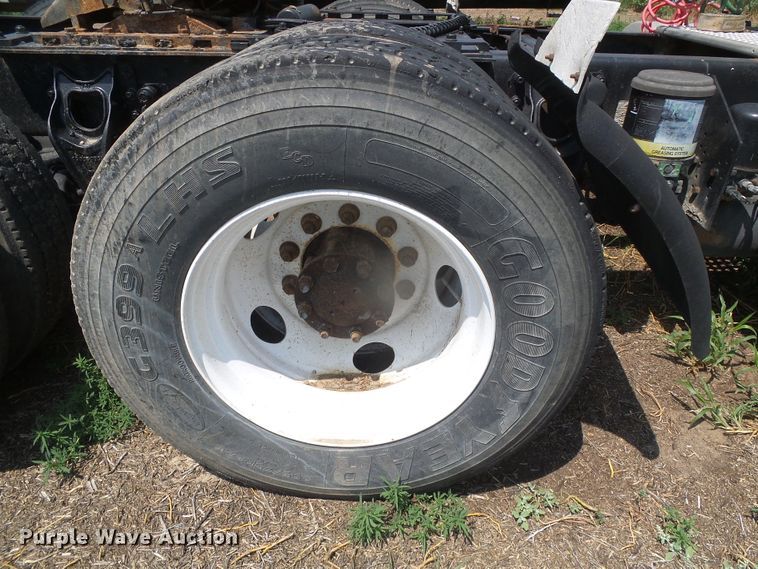 image for item DI5689 1997 International 8200  semi truck