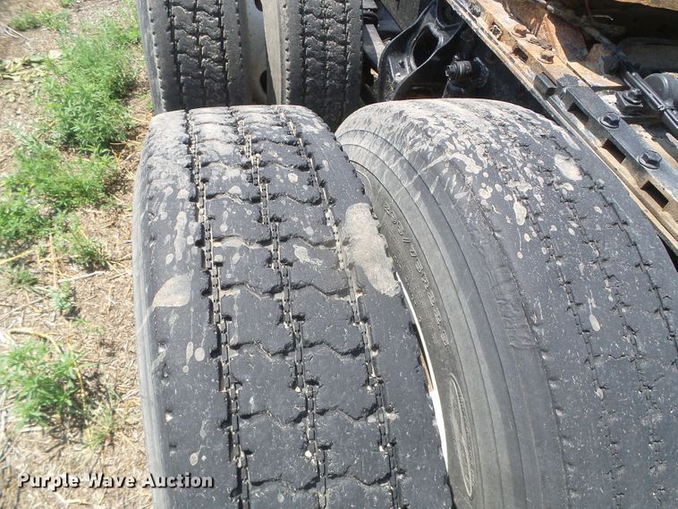 image for item DI5689 1997 International 8200  semi truck