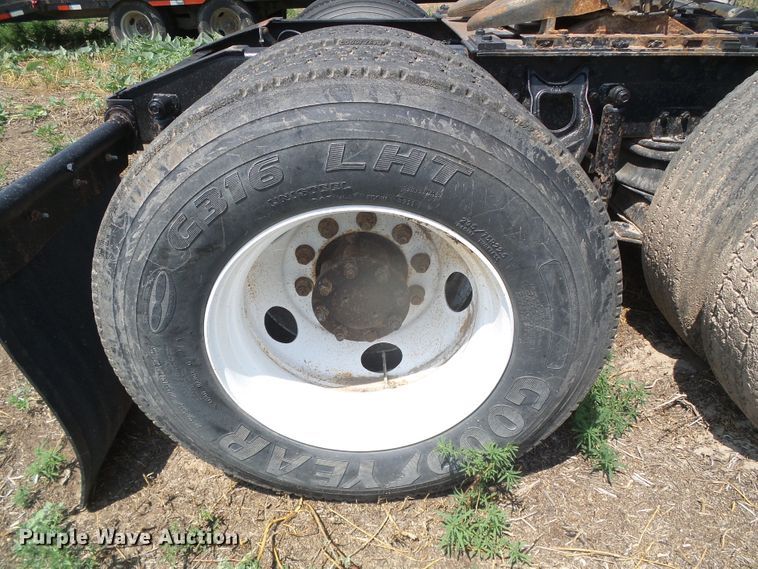 image for item DI5689 1997 International 8200  semi truck