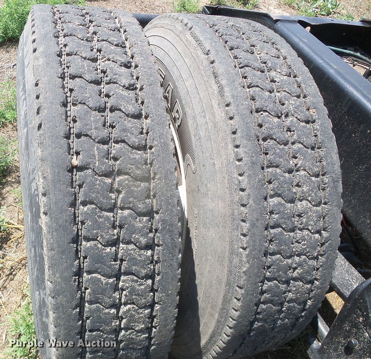 image for item DI5689 1997 International 8200  semi truck