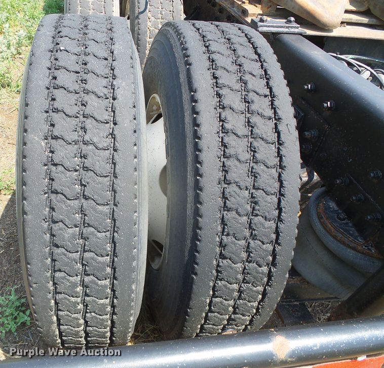 image for item DI5689 1997 International 8200  semi truck