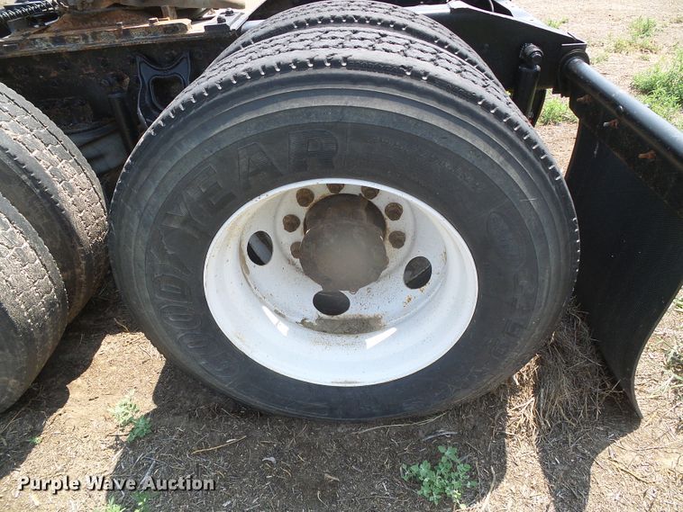 image for item DI5689 1997 International 8200  semi truck