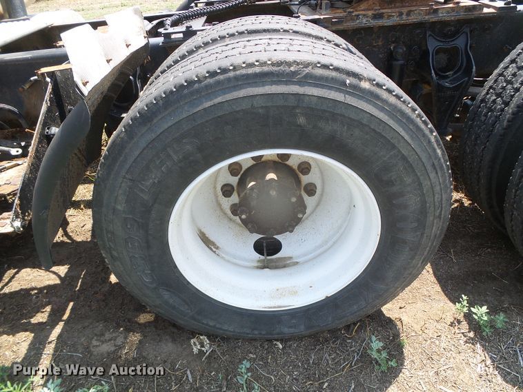 image for item DI5689 1997 International 8200  semi truck